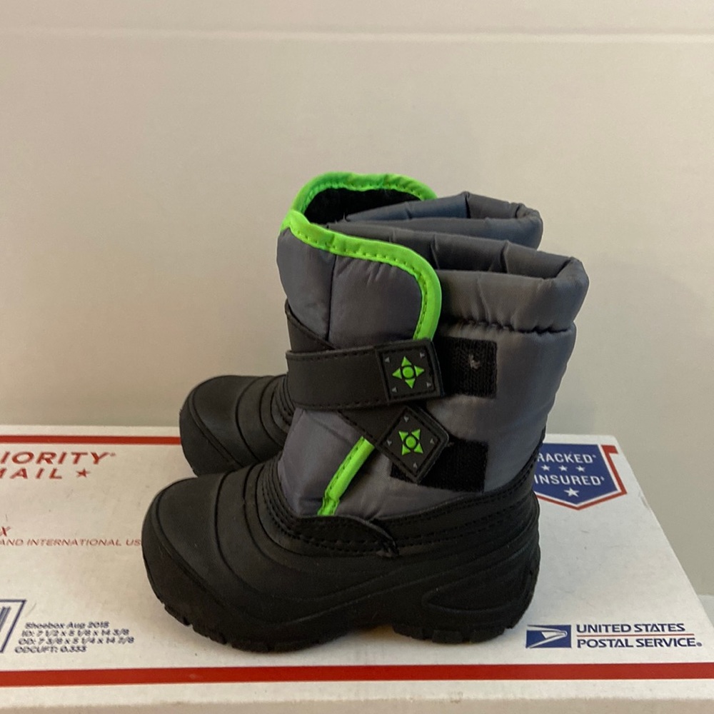 Wonder nation snow boots size 7 kids